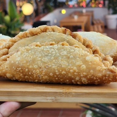 Empanadilla criolla con pasas